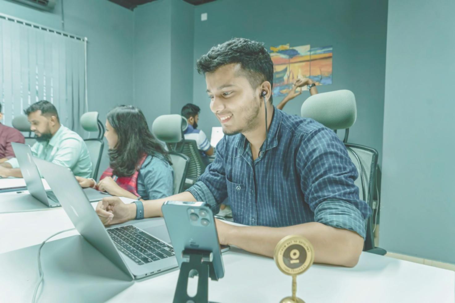 Ambiente di lavoro per montaggio documentaristico professionale
