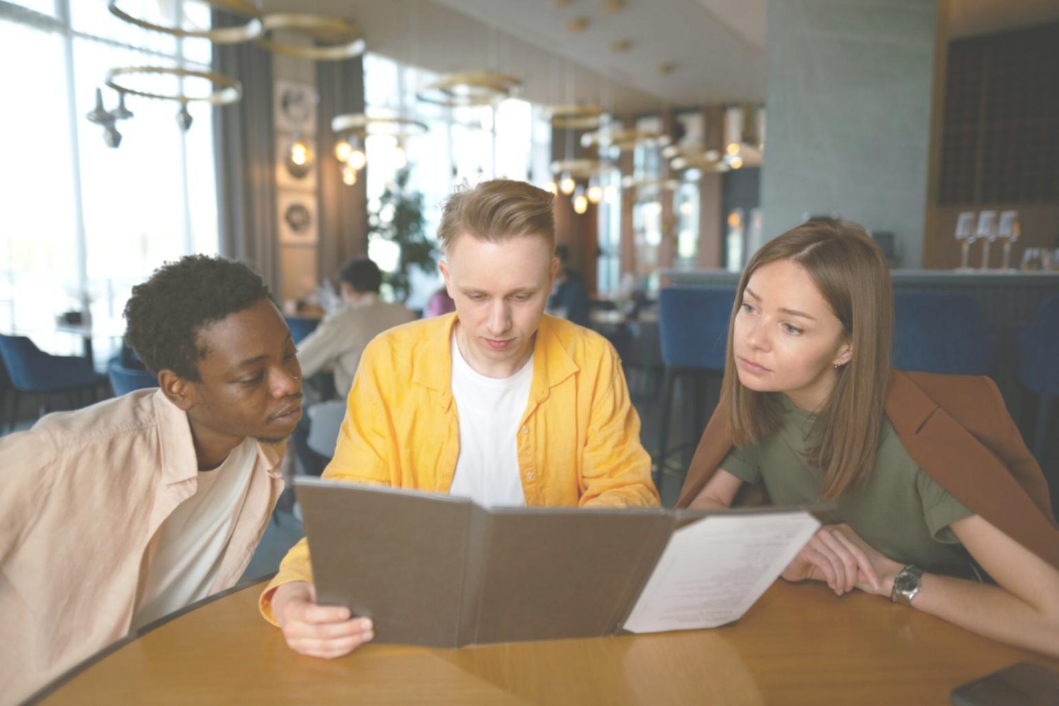 Sessione di montaggio documentaristico in studio professionale