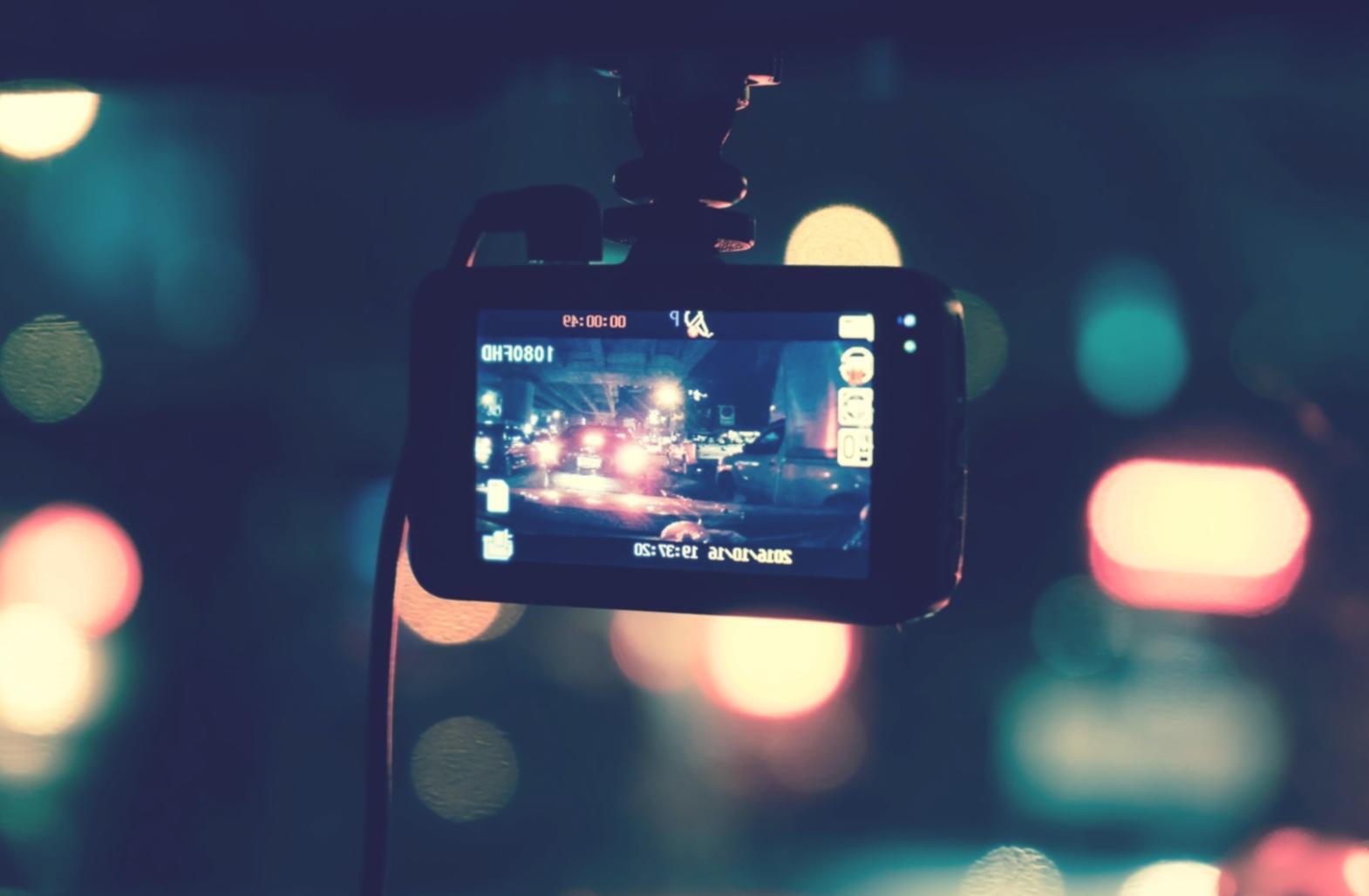 Sessione pratica di montaggio con supervisione docente su materiale documentaristico reale